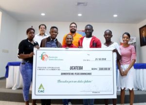 Fundación Central Barahona entrega becas universitarias 