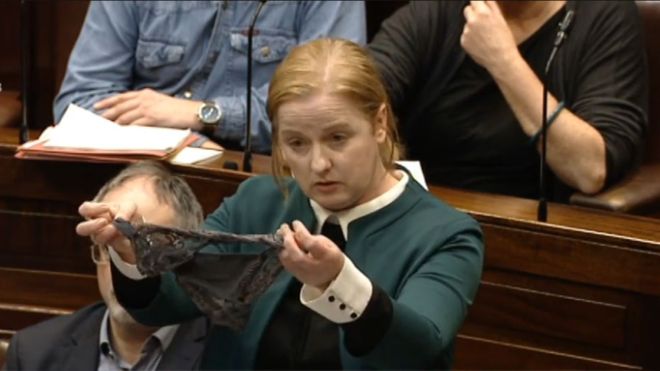 Una política Irlandesa mostró un pantis para protestar en su parlamento