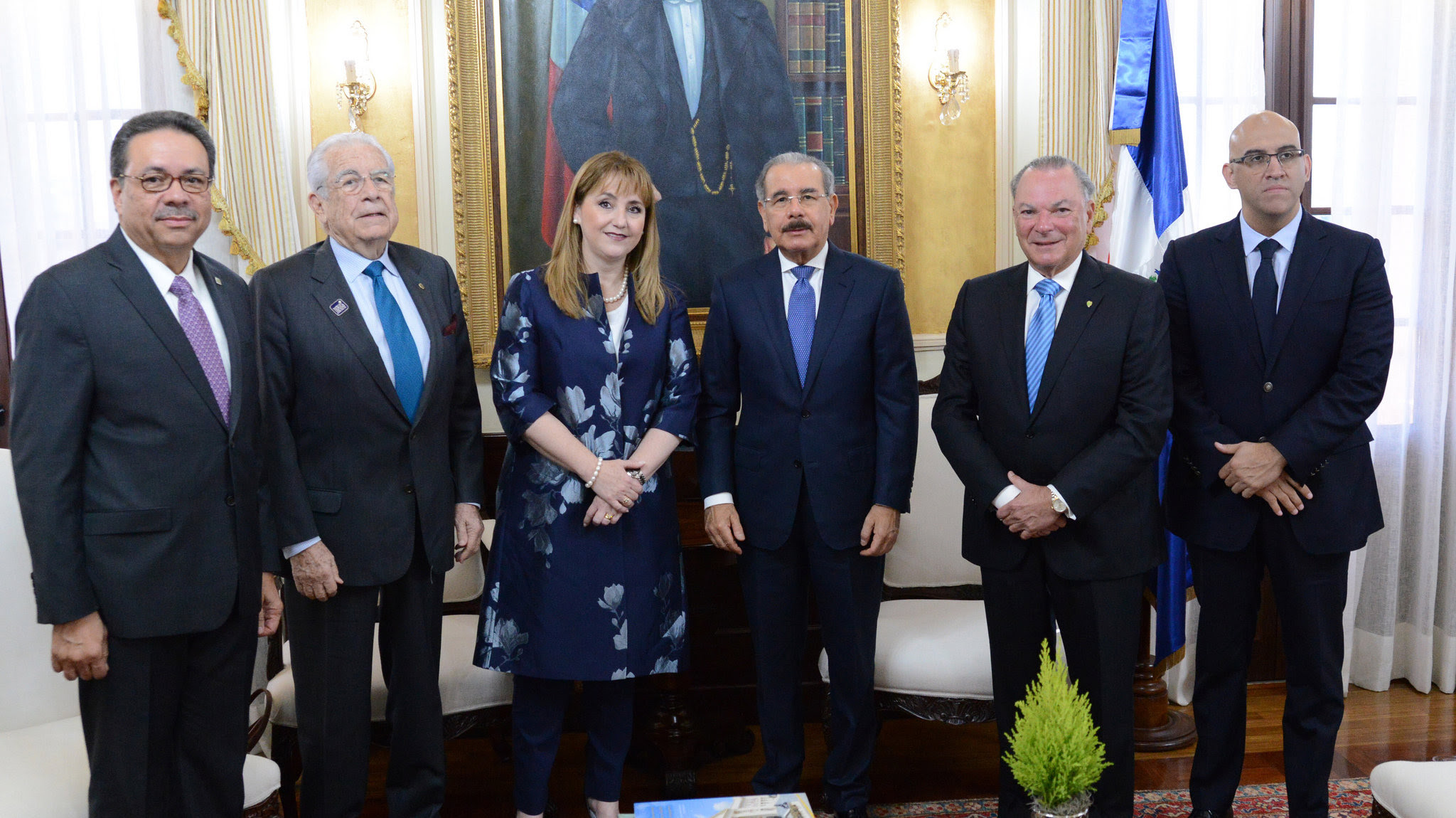 Medina recibe en su despacho a la presidenta del Consejo Mundial de Viajes y Turismo, Gloria Guevara