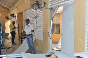 Andrés navarro dispone reparación inmediata de escuelas afectadas por explosión