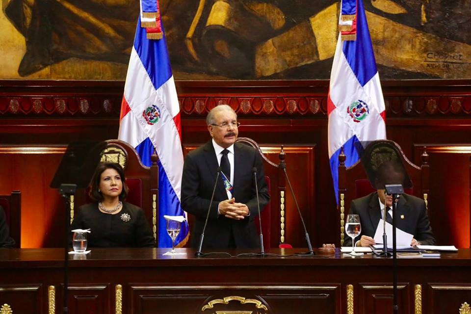 Danilo Medina anuncia aumento de salario