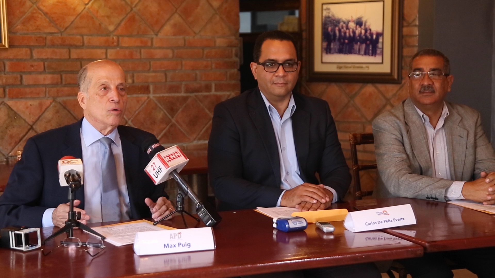 APD firma acuerdo político: Anuncia precandidatura de Carlos De Peña Evertsz como Senador por el DN