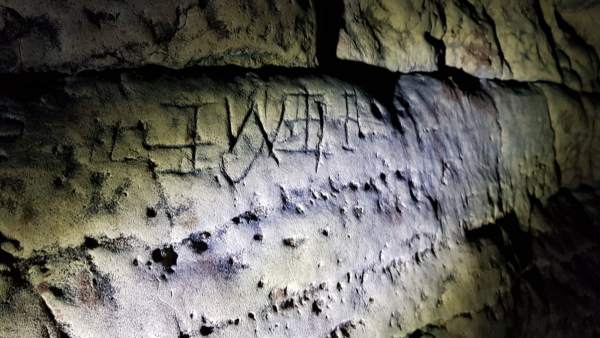 Hallan en una cueva en Creswell más de mil marcas grabadas en la piedra para ahuyentar los malos espíritus