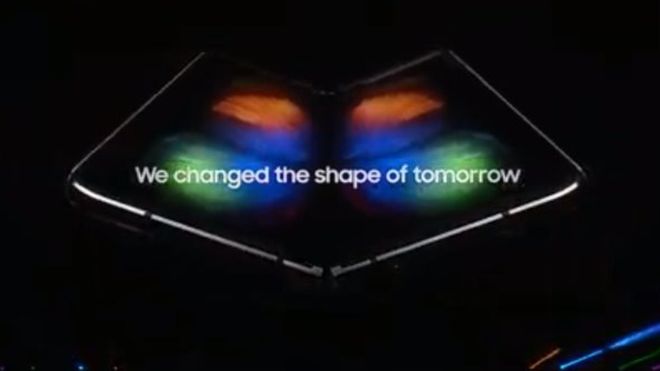 Samsung lanza el Galaxy Fold, primer teléfono que dobla su pantalla