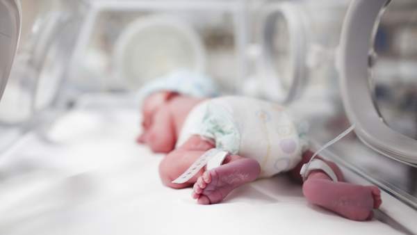Una bebé nace 'embarazada' de su hermano gemelo