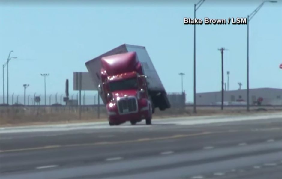 El viento vuelca un camión de Texas