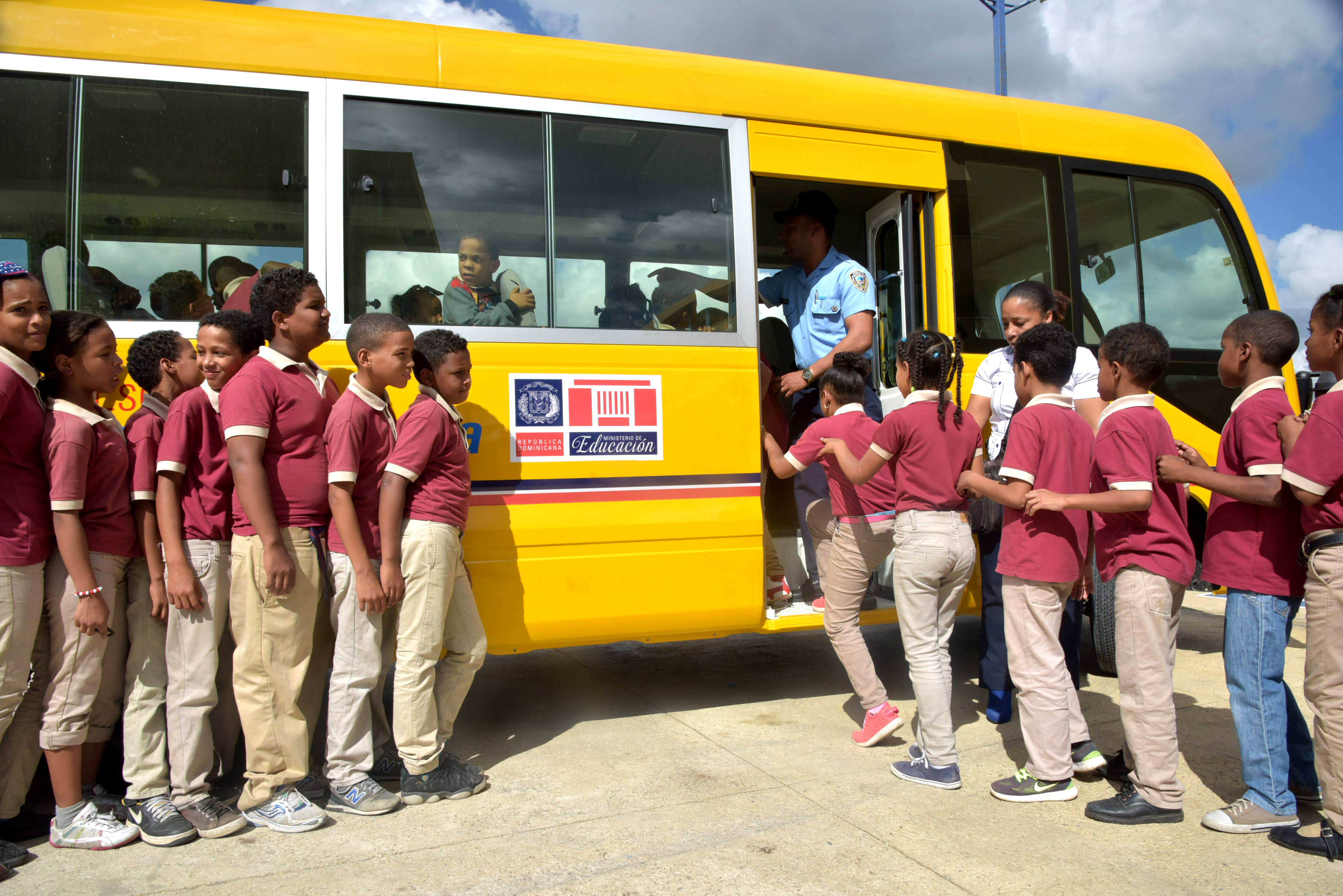 Estudiantes de la escuela Cristo Rey de San Francisco de Macorís reciben autobús 