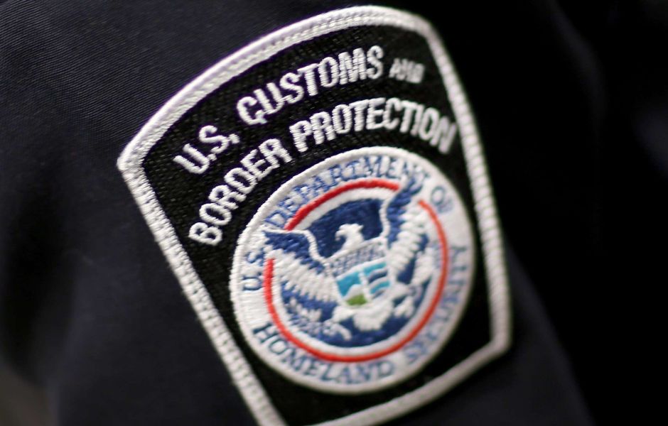 Agente de aduanas del aeropuerto JFK admite que robó miles de dólares a pasajeros