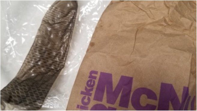 Niña de 2 años chupó un condón usado que encontró en un asiento de McDonald’s