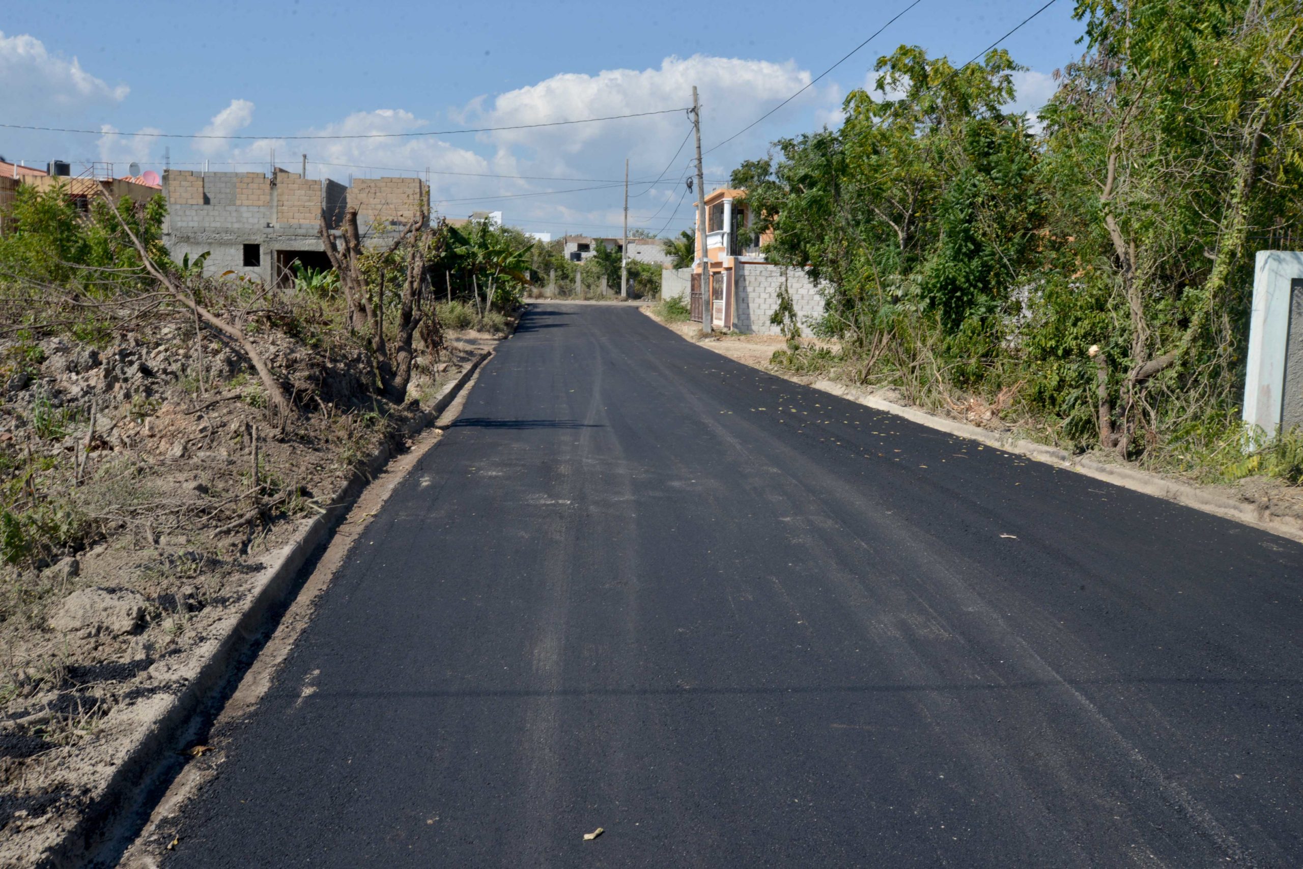 Continúa el asfaltado en Calles y carreteras de distintas comunidades de RD