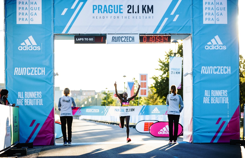 Peres Jepchirchir rompe el récord mundial de la media maratón de mujeres