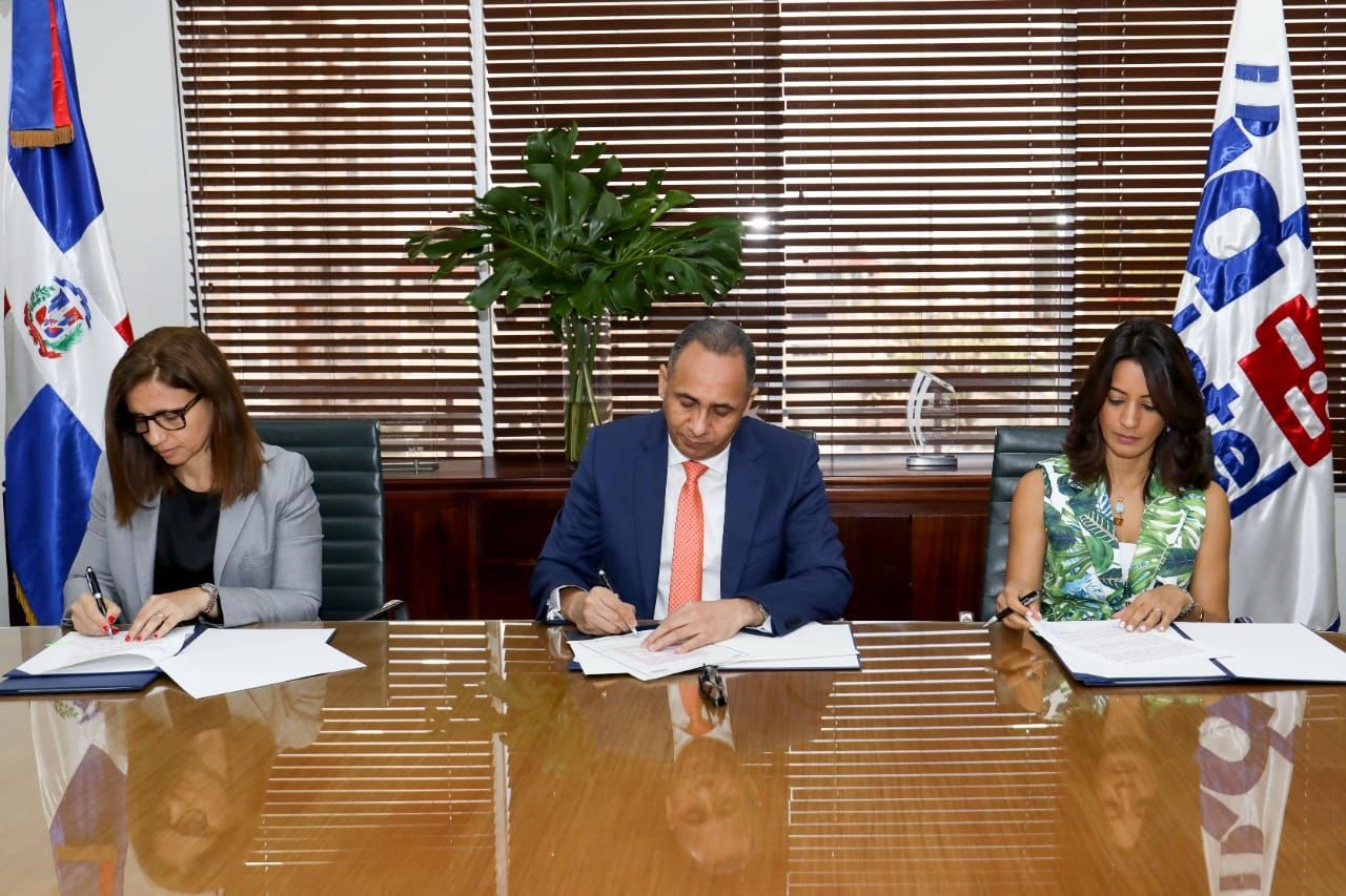 Indotel y Altice Dominicana firman acuerdo que autoriza el servicio móvil en 30MHz