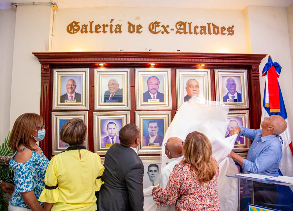 Alcalde Míctor Fernández Inaugura Galería de Ex Alxcaldes Municipio Barahona