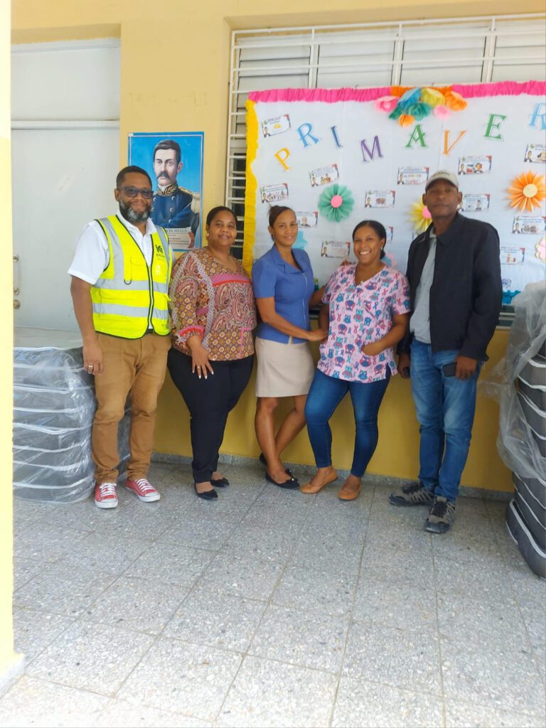 Khoury Industrial realiza donativo a Escuela Antonio Silvio Feliz en Barrio Debajo de Cabral